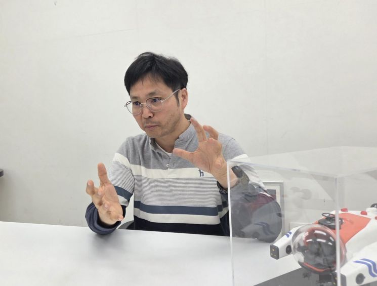 연구책임자 신창주 박사가 개발 중인 유인잠수정을 설명하고 있다. KIOST 제공