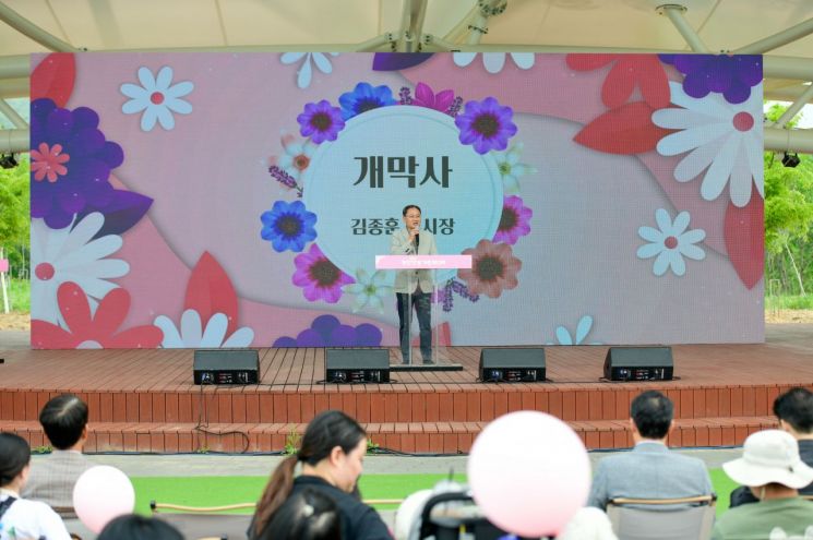 포천시가 지난 2일 한탄강 생태경관단지 야외무대에서 '2026 포천 한탄강 봄 가든페스타' 개막식을 열고 있다. 포천시 제공