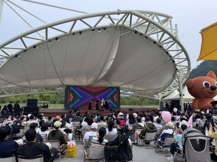포천시가 지난 2일 한탄강 생태경관단지 야외무대에서 '2026 포천 한탄강 봄 가든페스타' 개막식을 열고 있다. 포천시 제공