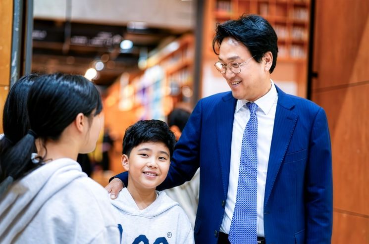 안민석 경기도교육감 예비후보가 지난 3일 파주출판도시 일원에서 열린 ‘어린이책잔치’에서 학생들과 대화를 나누고 있다. 안민석 후보 제공