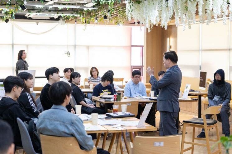 박승원 광명시장 예비후보(더불어민주당)가 지난 2일 광명시 청년동을 찾아 청년들과 청년 공동체 및 광명시 청년정책의 방향에 대해 의견을 나누고 있다. 박승원 후보 제공