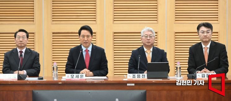 유정복(왼쪽부터) 국민의힘 인천시장·오세훈 서울시장 후보와 조응천 개혁신당 경기지사·김정철 서울시장 후보가 4일 서울 여의도 국회 의원회관에서 사법내란 저지를 위한 수도권 광역단체장 후보자 긴급 연석회의를 하고 있다. 이날 연석회의는 조 후보의 제안에 수도권 광역단체장 후보들이 화답하며 성사됐다. 2026.5.4 김현민 기자