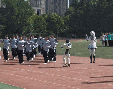지난달 23일 중국 산시성의 한 대학교에서 공연용 로봇이 오작동을 일으켜 사람에게 돌진하고 있다. 신쾌보