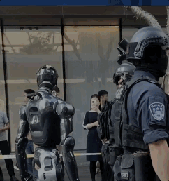 'T800'이 SWAT 요원들과 함께 이동하며 보폭과 자세를 정밀하게 따라서 하는 모습. Global Times