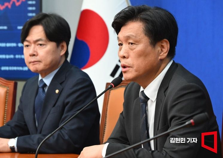 조승래 더불어민주당 사무총장이 4일 국회에서 지방선거 D-30 관련 기자간담회를 하고 있다. 김현민 기자