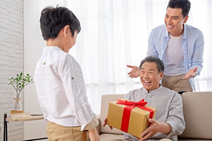 50~60대 조부모 세대에서는 포켓몬 카드 등 희귀 수집품에 대한 관심이 크게 증가했다. 특히 '잉어킹 AR'등 일부 희귀 카드의 검색량은 전주 대비 64배 이상 늘며 눈에 띄는 상승세를 보였다. 게티이미지
