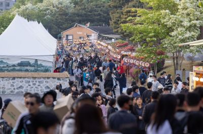 “2026益山薯童庆典”于上月1日至3日在中央体育公园和新兴公园一带以“百济的气息 千年的爱情”为主题举行。照片由益山市厅供图