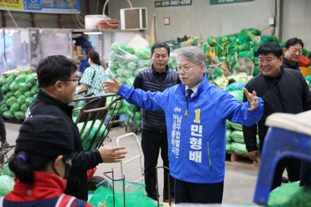 4일 새벽 광주 각화동 농산물도매시장에서 민형배 후보가 상인과 대화를 나누며 시장 현장을 살피고 있다. 민형배 후보 측 제공