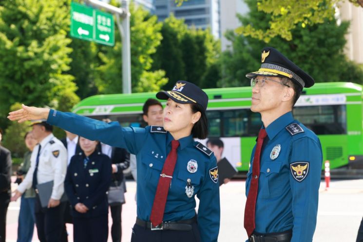 Yu Jaesung, Acting Commissioner of the National Police Agency, is inspecting pedestrian safety facilities and the status of traffic safety education for elderly drivers within the school zone of Gayang Elementary School in Gangseo-gu, Seoul on the 4th. National Police Agency