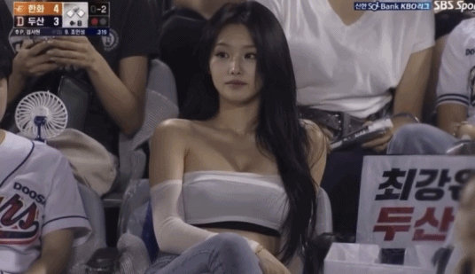 인공지능(AI) 콘텐츠로 추정되는 야구 중계 영상 속 한 여성 캡처. 인스타그램 캡처