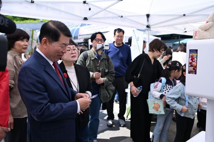 Baek Kyunghyun, Mayor of Guri City, is holding the "104th Guri City Children's Day Celebration 2026, Let's Attach Wings of Dreams and Hope" on the 5th in celebration of Children's Day. Provided by Guri City