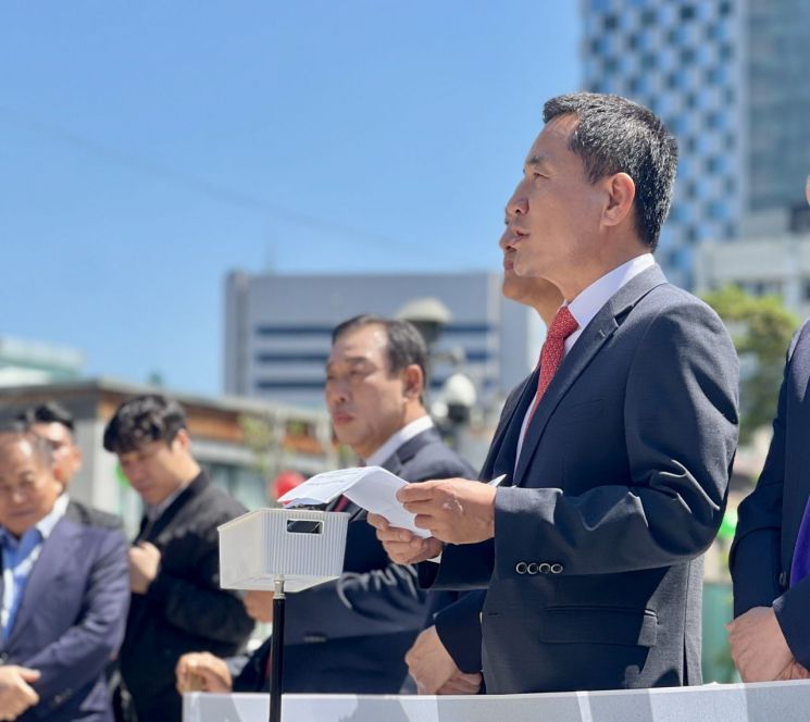 김진태 강원특별자치도지사 후보는 5일 서울 보신각 앞에서 열린 '이재명 사법쿠데타 저지를 위한 국민의힘 광역단체장 후보 긴급 기자회견'에 참석하여 더불어민주당의 특검법 추진을 '사법내란'으로 규정하고 강력히 규탄하였다. 김진태 후보 제공