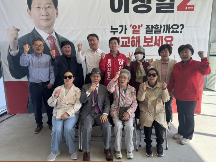 이상일 용인특례시장 후보가 5일 선거캠프를 방문한 오기석 경기도시각장애인연합회 용인시지회장 등 시각장애인들과의 간담회를 열고 있다. 이상일 후보 제공