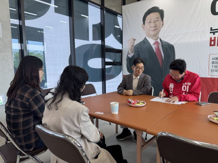이상일 후보가 5일 시의 보건 정책에 대해 지역 의료기관과의 협력 가능성을 타진하기 위해 선거 캠프를 방문한 이동훈 회장 등 용인시의사회 관계자들과 만나고 있다. 이상일 후보 제공