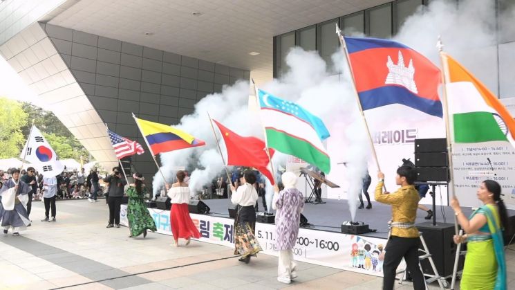 지난해 5월 성남시청 광장서 열린 지구촌 어울림 축제 때 국기 퍼레이드. 성남시 제공