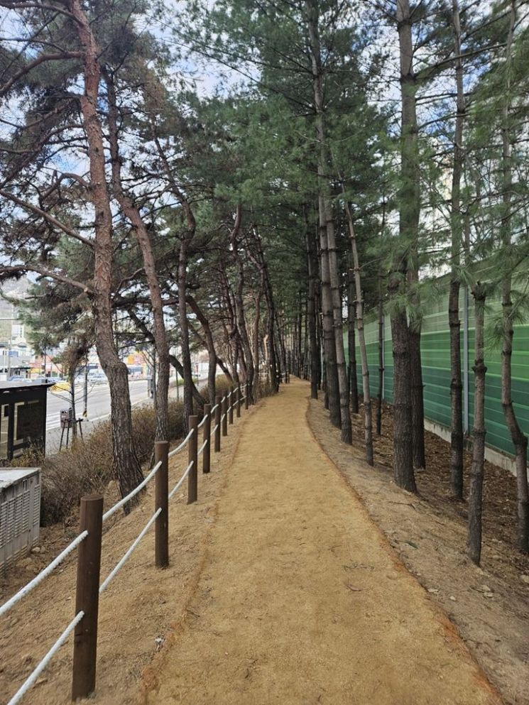 의정부시가 시민들이 일상 가까이에서 자연을 느끼며 걸을 수 있도록 도심 속 유휴공간을 활용한 '맨발길'과 '오솔길'을 대폭 확대하고 있다. 의정부시 제공