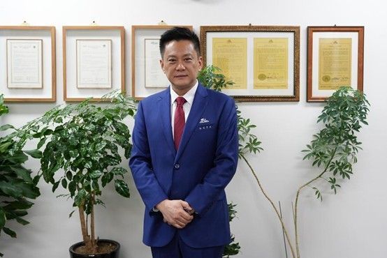 공연을 앞두고 인터뷰에 나선 왕반(王斑) 중국 국가대극원 부원장. (사진/신화통신)
