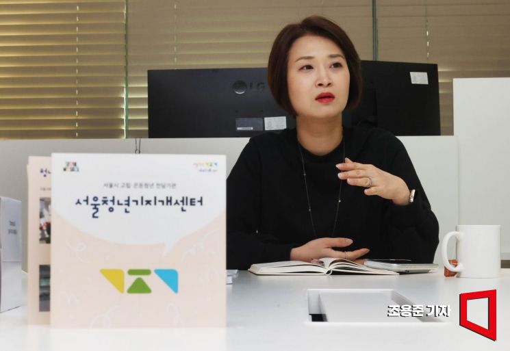 김주희 서울청년기지개센터 센터장이 서울 종로구 사무실에서 아시아경제와 인터뷰 하고 있다. 김 센터장은 "고립·은둔 청년들이 사회로 나오기까지 족히 2~3년 걸린다. 누군가 지속적으로 옆에서 지지해주고 '괜찮아' '실패해도 돼' '한번 더 도전해보자'고 가이드 해줬을 때 가능하다"고 말했다. 조용준 기자