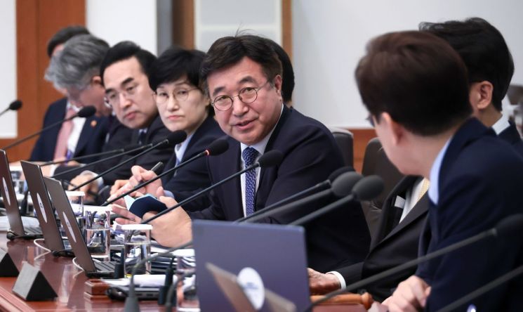 윤호중 행안부 장관이 6일 청와대에서 열린 국무회의 겸 비상경제점검회의에서 이재명 대통령의 질문에 답하고 있다. 2026.5.6 연합뉴스