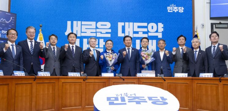 6·3 재보선에서 더불어민주당 후보로 전북 군산·김제·부안을 선거구에 출마할 것으로 예상되는 박지원 최고위원(왼쪽 여덟 번째)과 광주광역시 광산을 선거구에 공천이 유력한 임문영 국가인공지능전략위원회 상근부위원장(왼쪽 여섯 번째)이 6일 국회에서 열린 더불어민주당 인재영입식에서 정청래 대표(왼쪽 일곱 번째)를 비롯한 관계자들과 기념 촬영하고 있다. 연합뉴스