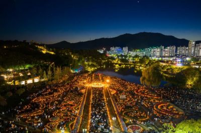 순천만국가정원 스페이스 허브 일원에서 열린 '캔들라이트 콘서트'가 약 1만2천 명의 관람객이 방문해 정원의 봄밤을 가득 채웠다. 순천시 제공