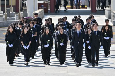 김이강 광주 서구청장이 6일 제46주년 5·18민주화운동 기념일을 맞아 국립5·18민주묘지에서 1990년대생 공직자와 함께 오월 영령의 숭고한 넋을 기리고 있다. 광주 서구 제공