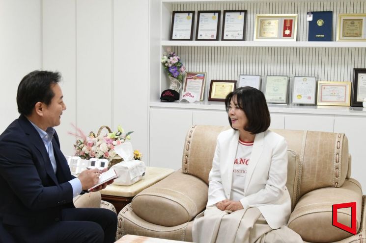 손하은 (오른쪽)봄 재단 이사장이 지난 5일 세종시 봄 재단 7층 사무실에서 아시아경제 본지 기자와 인터뷰 하고 있다.[사진=권병건 기자]