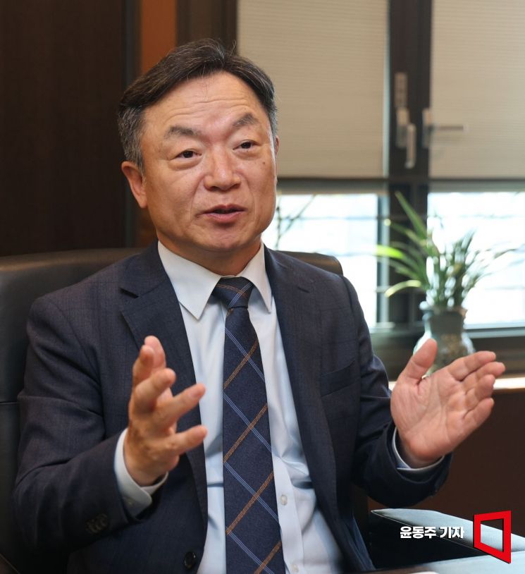 정대진 한국자동차모빌리티산업협회장이 아시아경제와 인터뷰를 하고 있다. 윤동주 기자