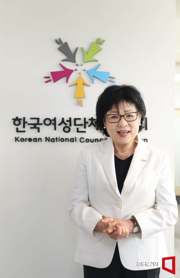 허명 한국여성단체협의회 회장이 서울 용산구 협회 사무실에서 아시아경제와 인터뷰 하고 있다. 조용준 기자