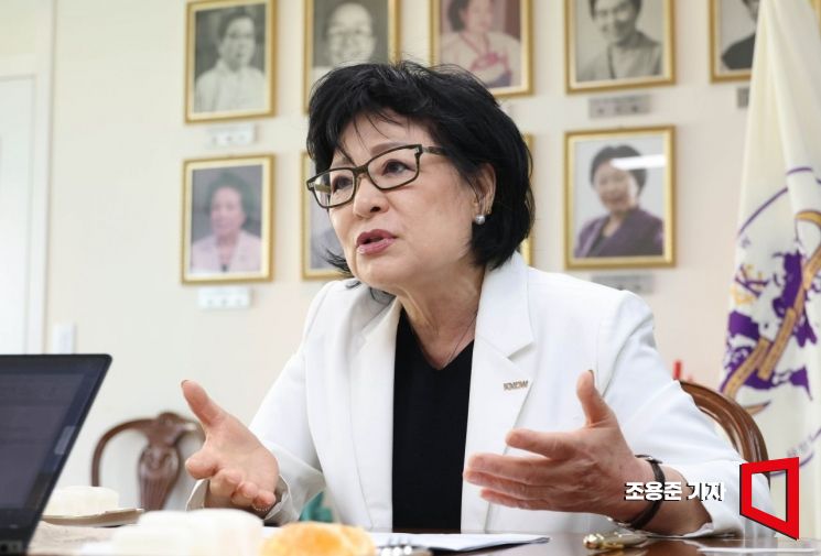 허명 한국여성단체협의회 회장이 서울 용산구 협회 사무실에서 아시아경제와 인터뷰 하고 있다. 조용준 기자