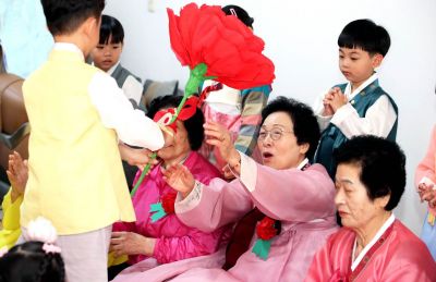 내일(7일) 광주와 전남 지역은 대체로 흐린 가운데 일교차가 큰 환절기 날씨가 이어질 것으로 예보됐다. 사진은 6일 오전 광주 북구 중흥2동 경로당에서 북구청직장어린이집 아이들이 할머니에게 카네이션을 전달하고 있는 모습. 연합뉴스