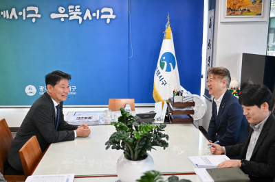 조인철 의원(사진 왼쪽)과 김이강 서구청장은 6일 서구청에서 '서구 주요 현안 및 예산 협의회'를 열었다. [사진제공=조인철 의원실]