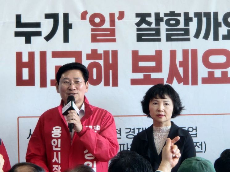 이상일 용인특례시장 후보가 6일 기흥구 마북동 506-5에 마련된 캠프에서 지지 시민들과 정·재계 인사들이 대거 참석한 가운데 개소식을 개최하고 있다. 이종구 기자