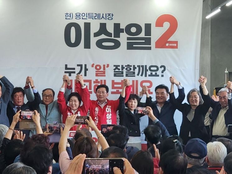 이상일 용인특례시장 후보가 6일 기흥구 마북동 506-5에 마련된 캠프에서 지지 시민들과 정·재계 인사들이 대거 참석한 가운데 개소식을 개최하고 있다. 이종구 기자