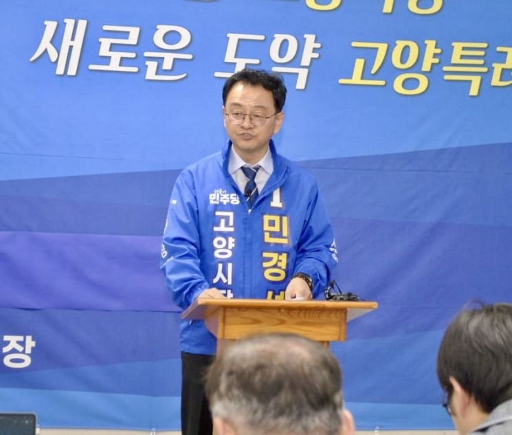 더불어민주당 민경선 고양시장 예비후보가 6일 자신의 선거사무소에서 최근 제기된 정치자금법 위반 의혹에 대해 입장을 밝히고 있다. 이종구 기자