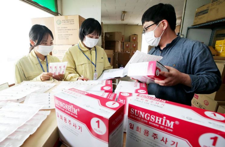 지난달 광주의 한 주사기 판매업소에서 북구보건소 직원들이 주사기 재고량을 확인하고 있다. 연합뉴스.