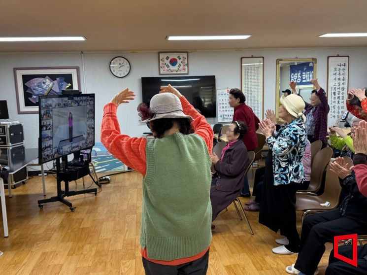 On the afternoon of the 6th, a remote exercise class was held at the Smart Senior Center at Dream Town Apartments in Gwanak-gu, Seoul. Photo provided by: Lee Myung-hwan