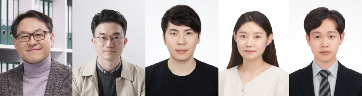 연구진,(좌측부터) 권태혁 교수, 장지욱 교수, 박준혁 연구원, 김경림 연구원, 이진영 연구원. UNIST 제공