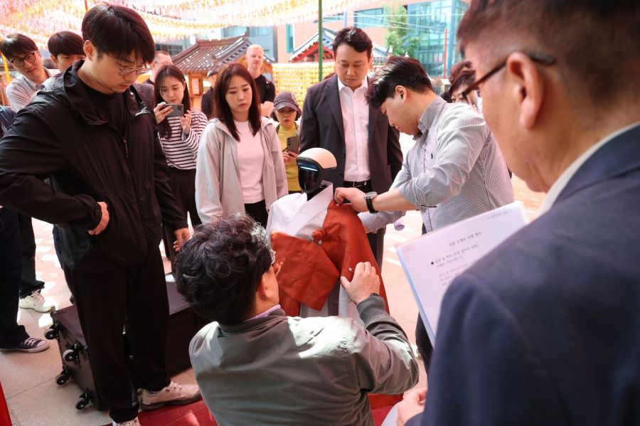 조계사에서 열린 휴머노이드 로봇 G1 '가비'의 수계식 모습. 연합뉴스