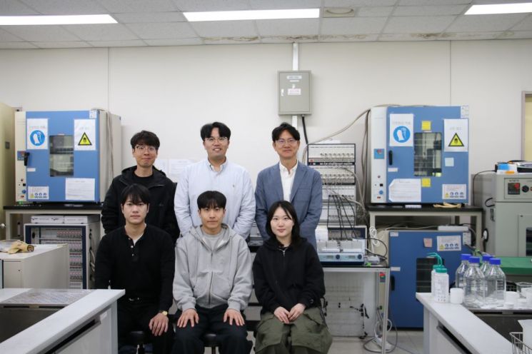 김재현 DGIST 에너지환경연구부 책임연구원(사진 뒷줄 맨 오른쪽) 연구팀.