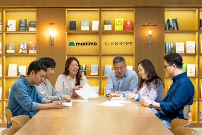 KB국민은행과 삼성금융네트웍스(삼성생명·화재·증권·카드·자산운용)의 '모니모 KB 매일이자 통장' 프로젝트 담당자들이 지난해 3월28일 서울 중구 태평로 삼성카드 본사에서 회의하는 모습. 왼쪽부터 정현수 개발 프로젝트매니저(PM), 최기훈 모니모 서비스마케팅 프로, 신승예 모니모 서비스 개발·운영 총괄팀장(이상 삼성금융네트웍스), 이동윤 임베디드 영업추진전략팀장, 이지희 임베디드 서비스기획차장, 윤요한 IT개발 PM(이상 KB국민은행). 삼성금융네트웍스