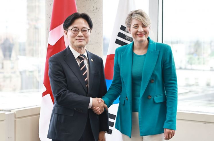 김정관 산업통상부 장관이 6일(현지시간) 캐나다 오타와에서 멜라니 졸리 캐나다 산업부 장관과 만나 면담 전 기념촬영을 하고 있다. 산업통상부.