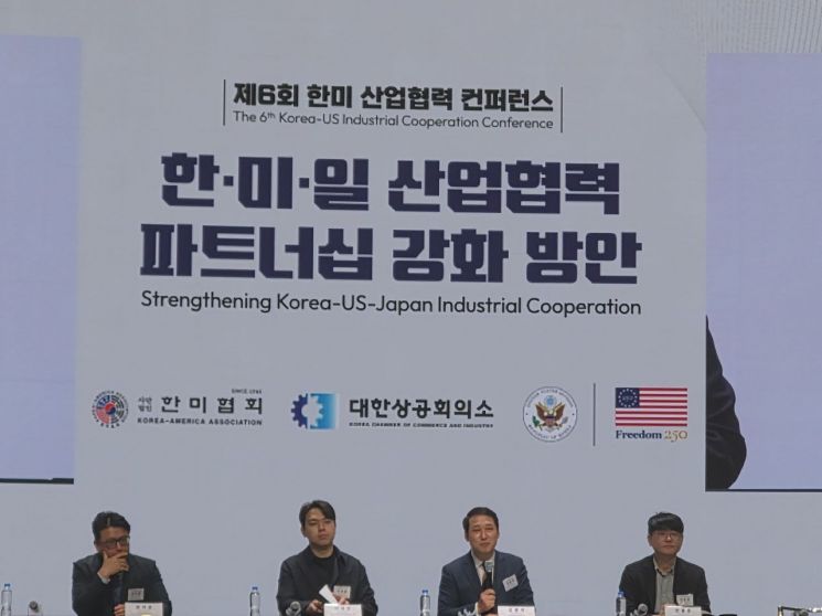 7일 대한상공회의소와 한미협회 공동 주관으로 대한상의 회관에서 열린 '제6회 한미 산업협력 콘퍼런스'에서 패널 토론이 진행되고 있다. 왼쪽부터 권석준 성균관대학교 화학공학부 교수,이세영 생성AI스타트업협회 협회장, 김광석 한국경제산업연구원 경제연구실장, 안홍준 한국인공지능·소프트웨어산업협회 AI산업본부장. 김진영 기자
