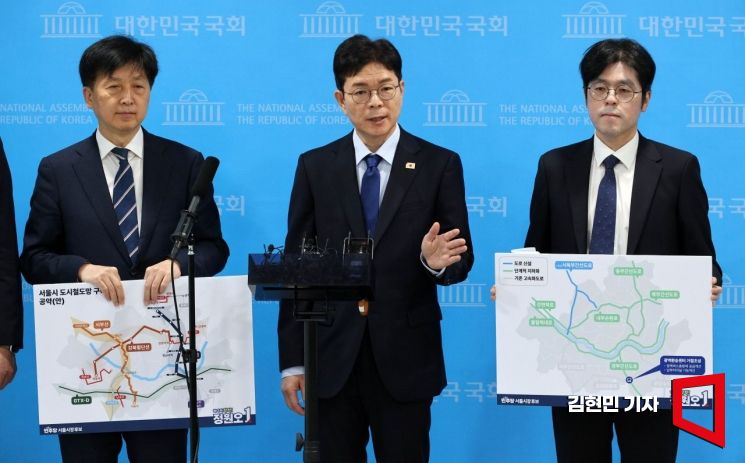 정원오 더불어민주당 서울시장 후보가 7일 국회 소통관에서 교통 공약을 발표한 뒤 취재진의 질문에 답하고 있다. 2026.5.7 김현민 기자