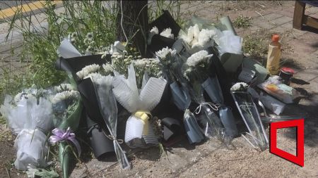 7일 오전 광주 광산구 월계동 사건 현장 인도 옆에 시민들이 두고 간 국화꽃과 음료, 손편지 등이 놓여 있다. 송보현 기자