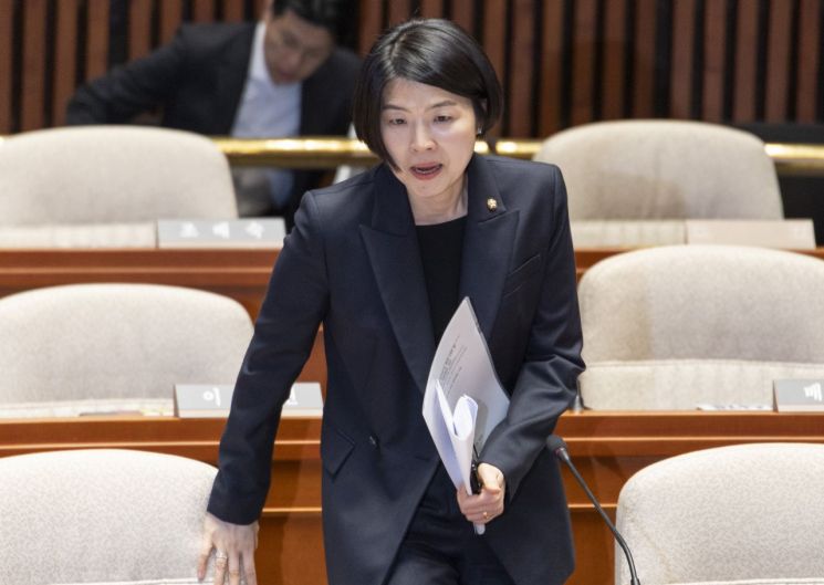 한지아 국민의힘 의원은 지난 5일 무소속 한동훈 후보를 격려 방문했다. 사진은 지난해 5월 한 의원이 의원총회에 참석하는 모습 연합뉴스