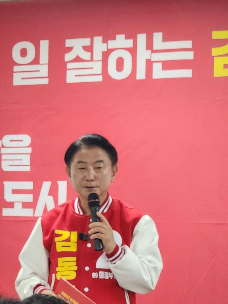 김동근 의정부시장 루보가 7일 의정부시청 기자실에서 기자회견을 열고, 철도·버스·도로·생활교통을 전면 개편하는 '의정부 교통혁신 4대 전략·22대 과제' 공약을 발표하고 있다. 이종구 기자