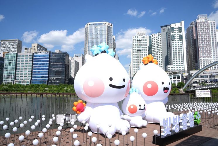 河南市将于5月至6月两个月期间，在美沙湖水公园阶梯广场前方木栈道一带打造并运营夜间展览“光之水滴庭”。 河南市供图