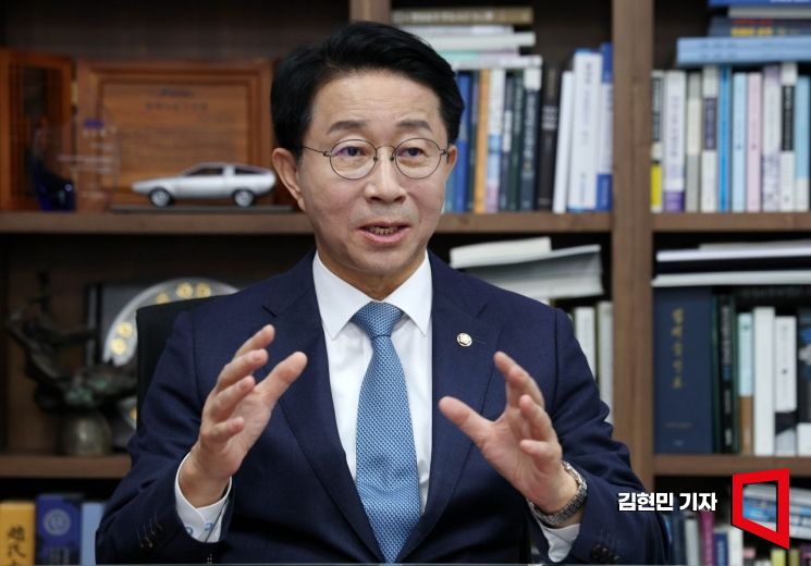 22대 국회 후반기 국회의장에 출마한 조정식 더불어민주당 의원이 아시아경제와 인터뷰하고 있다. 2026.5.7 김현민 기자