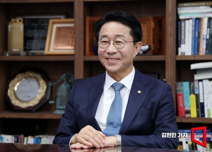 22대 국회 후반기 국회의장에 출마한 조정식 더불어민주당 의원이 아시아경제와 인터뷰하고 있다. 2026.5.7 김현민 기자